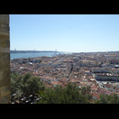 Blick vom Castelo de São Jorge über die Stadtteile Baixa und Chiado Richtung der Brücke „25. April“